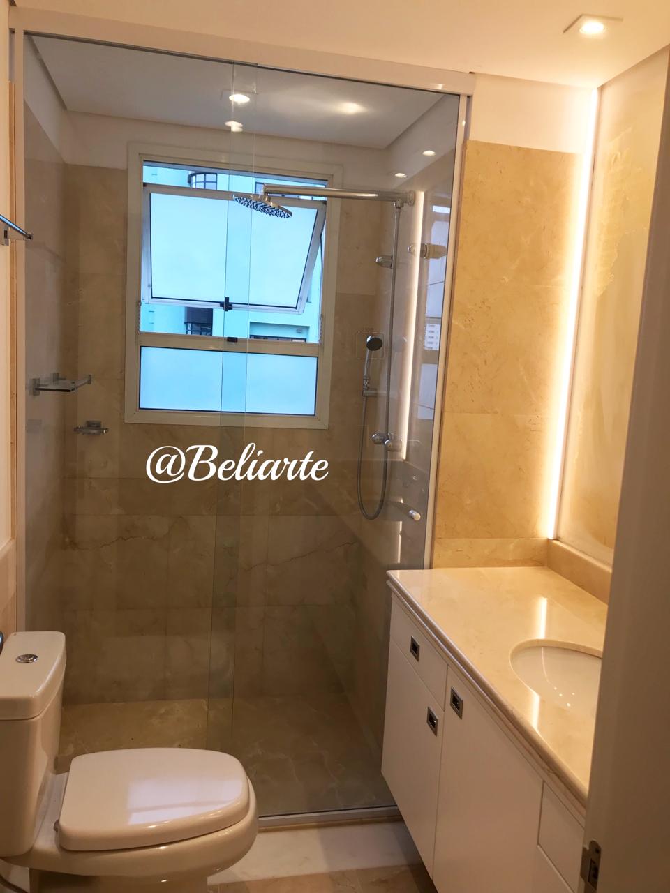 Box de correr com roldanas aparentes